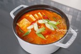 재료가 푹 끓어오르면, 부족한 간은 소금으로 맞춰주고 두부를 넣어주세요. 2분 정도 더 끓인 후, 대파와 고추를 넣고 마무리합니다.