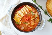 매콤하고 얼큰한 국물에 사골육수를 더해 깊고 진한 맛을 느낄 수 있는 김치찌개입니다. 푹 익은 김치와 고소한 돼지고기가 어우러져 밥 한 공기를 순식간에 비울 만큼 든든한 한 끼로 완성됩니다.