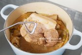 뚜껑을 덮고 50분간 푹 삶아줍니다. 끓는 동안 양파와 사과에서 나온 수분이 고기를 적실 정도로 자작해집니다. 고기의 양에 따라 익히는 시간을 조절하세요.