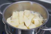 감자 2개를 준비하여 껍질을 벗기고 반으로 잘라 6등분 합니다. (큰 감자는 한 번에 찌기 어려우니 적당한 크기로 잘라주세요.) 찜기가 끓어오르면 중불로 15분 정도 쪄주면서 젓가락으로 익은 정도를 확인해주세요.