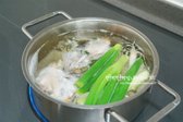냄비에 물 1.4L, 멸치 해물 다시 팩, 대파 1뿌리, 무 1/6개를 넣고 20분 끓여 육수를 만듭니다. 다시 팩이 없으면 멸치 12마리, 다시마 1조각, 건새우로 대체합니다.