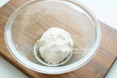 반죽을 비닐팩에 담아 냉장고에서 30분 숙성합니다. 시간이 부족하면 최소 10분은 숙성해야 식감이 좋아집니다.