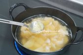 국물이 끓으면 국간장 1/2큰술, 다진 마늘 1/2큰술, 소금 약간을 넣어 간을 맞춥니다. 육수 맛에 따라 국간장은 조절하세요.