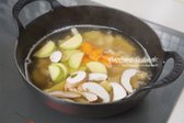 간을 맞춘 후 애호박, 버섯, 당근을 넣고 3~5분간 팔팔 끓여 밀가루와 채소를 익혀줍니다.