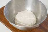 반죽을 동그랗게 뭉친 후 랩으로 감싸 냉장고에 30분 숙성해 주세요. 이렇게 하면 찰기가 더 잘 살아납니다.