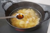국물이 팔팔 끓어오르면 국간장 1½ 큰 술과 참치액 1 큰 술을 넣어 간을 맞추고, 필요시 소금으로 간을 추가합니다. 다진 마늘을 약간 넣어 감칠맛을 더해도 좋아요.