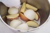 압력솥에 물 250ml를 넣고, 사과와 양파를 먼저 넣어 은은한 단맛과 부드러운 식감을 더해줍니다.