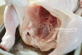 작은 닭 한 마리 또는 영계 두 마리를 준비해 깔끔한 국물 맛을 위해 손질합니다. 날개 끝, 꽁지, 기름 많은 부위를 가위로 잘라내고, 내장은 흐르는 물로 깨끗이 제거해 누린내를 잡습니다.