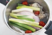 압력솥에 물 1.4L를 붓고 손질한 닭, 한약재, 찹쌀, 대파, 대추, 소금 ½ 큰술을 넣습니다. (소금을 조금 넣으면 간도 되고 국물맛이 더 깊고 진해집니다.)