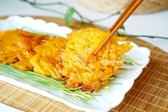 바삭하게 구운 단호박전은 가장자리는 고소하고 안쪽은 달콤하게 어우러집니다. 노란 색감이 먹음직스러우며, 달달한 맛과 특유의 향이 잘 느껴져요. 고소한 매력을 즐길 수 있는 단호박전을 맛있게 먹어보세요.