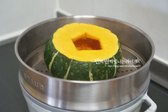 호박을 찜기에 넣고 10~15분 정도 쪄 70~80% 익혀줍니다.