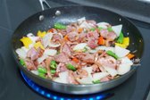 썰어둔 채소를 오리와 함께 넣고 다진 마늘 1 작은 술, 굴 소스 1 큰 술, 설탕 1 큰 술, 맛술 1 큰 술을 추가해 볶아줍니다. 재료의 감칠맛을 더할 정도로 간을 하고, 양념이 고르게 어우러질 때까지 가볍게 볶아줍니다.