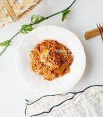 참치김치볶음은 신 김치의 새콤함을 설탕과 파기름으로 잡고, 고춧가루와 양념을 더해 볶습니다. 마지막에 참기름을 넣어 고소한 풍미를 더해 밥 위에 올려 먹기 좋은 맛있는 반찬이 됩니다.