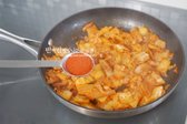 설탕입자가 녹도록 볶다 고춧가루 1 큰 술, 다진 마늘 1/2 큰 술, 진간장 1 작은 술을 넣어줍니다.