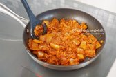 중약불에서 대략 10~12분 색이 진해지도록 볶아줍니다.