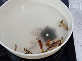 냄비에 쌀뜨물을 붓고 국물용 멸치와 다시마를 넣고 끓입니다. 쌀뜨물을 사용하면 구수하고 깊은 맛이 더해져요.