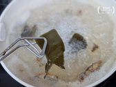 물이 끓기 시작하면 다시마는 꺼내주세요. 오래 끓이면 쓴맛이 날 수 있으니 주의합니다. 중약불로 낮춰 20분 정도 더 끓여 멸치육수를 만든 후, 멸치는 깔끔하게 건져냅니다.