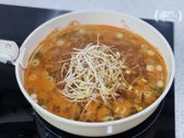 다시 국물이 끓으면 콩나물을 넣고 뚜껑을 열어 끓입니다. 콩 비린내를 없애려면 뚜껑을 열거나 닫아 끓이는 방법 중 하나를 선택해 주세요.