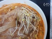 명절 후 기름진 음식들로 지친 속을 풀어주기에 김치콩나물국만 한 게 없죠. 날씨가 더 쌀쌀해지면 이 국에 밥을 넣고 푹 끓여 김치죽으로 즐겨도 좋답니다.