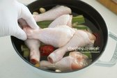 큰 냄비에 물 1.2L를 넣고 대파, 양파, 마늘, 생강, 대추를 넣습니다. 생강은 향이 강하니 적당히 사용하며, 닭다리 500g을 함께 넣어 2~3인 가족이 즐길 수 있는 양으로 준비합니다.