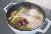 센 불에서 끓이며 떠오르는 거품을 걷어내고, 소금 1/2 작은 술을 넣어 간을 합니다. 5분간 센 불로 끓이다 중불로 낮춰 30분간 끓여 닭고기를 부드럽게 익히고 국물이 뽀얗게 우러나도록 합니다.