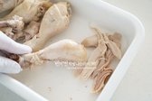 닭다리와 국물을 분리한 뒤, 닭다리는 한 김 식혀 껍질을 제거하고 살코기만 결대로 찢어줍니다.