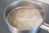 발라낸 닭과 육수를 함께 끓이고 부족한 간은 소금으로 맞춥니다. 깔끔하게 요리하되, 국간장이나 간 마늘을 추가하면 더 진한 맛을 낼 수 있습니다.