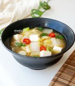 두부를 넣고 2~3분 끓인 뒤 대파와 홍고추를 넣어 마무리합니다. 된장을 곱게 풀어 알배추와 함께 끓이면 달큰하고 구수한 국물이 완성됩니다.