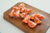 토마토는 완숙으로 준비하고 베이킹소다로 문질러 깨끗하게 씻어준 뒤 물기를 제거합니다. 반으로 잘라 꼭지를 잘라내고 4등분 해줍니다.