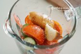 블렌더에 토마토와 야채, 빵, 레몬즙 1 큰 술, 발사믹 식초 1½ 큰 술, 올리브오일 2½ 큰 술, 소금과 후추 약간 넣어줍니다.