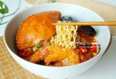 라면에 해물을 넣어 바다 감칠맛을 더하고, 고추와 고춧가루로 얼큰한 맛을 더해 시원하고 매콤한 라면을 완성합니다. 푸짐하게 즐기며 호로록 먹기 좋은 한 그릇이죠.