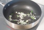 냄비에 식용유 1 큰 술 정도 두른 뒤 대파를 먼저 볶아줍니다.