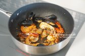 새우가 주황빛이 돌면 라면스프를 넣고, 해물의 간에 맞춰 2/3 정도 넣어줍니다.