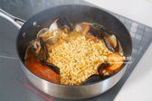 팔팔 끓으면 면을 넣어 풀어주어 익힙니다.