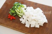무는 250g 정도를 준비한 뒤 사방 3~4cm 크기로 나박 썰기 합니다. 대파와 고추는 어슷하게 썰어줍니다.