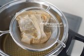 냄비에 물 1.2L 정도를 붓고 다시팩을 활용하여 멸치 다시마 육수를 우립니다. 끓어오르면 중불로 낮추어 12분 끓인 뒤 다시팩은 건져내 줍니다.