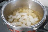 1L 정도의 육수에 무를 먼저 넣고 끓입니다.