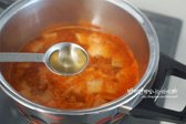고춧가루 1 큰 술, 국간장 1/2 큰 술, 참치액 1 큰 술, 간 마늘 1/2 큰 술, 맛술 1 큰 술을 넣고 끓입니다. 센불에서 끓어오르면 중불로 낮추어 줍니다.