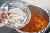 무가 거의 다 익어 투명해지면 오징어를 넣어줍니다. 색이 변하고 탱글하면 잘 익은 것입니다.