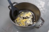 냄비에 들기름 1 큰 술 두르고 다진 마늘 1/2 큰 술을 넣고 볶아줍니다.