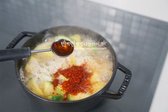 끓어오르기 시작하면 고춧가루 2/3 큰 술, 참치액 1 작은 술을 넣어줍니다.