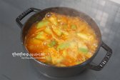 살캉하게 익을 정도로 3~5분 정도 끓여줍니다.