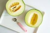 멜론은 겉면을 씻고 반을 잘라 속의 씨를 빼냅니다.