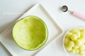 화채용 스쿱(없다면 작은 수저)으로 멜론 속을 먹기 좋은 크기로 동그랗게 파줍니다. 속을 파낸 멜론 통은 그릇으로 활용합니다.