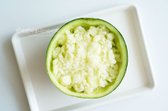 지퍼백에 얼려진 우유 얼음은 톡톡 두드려 부숴 멜론 통에 넣어줍니다.