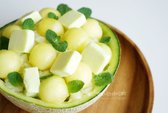 시판용 메론맛 아이스크림을 잘라 올려줍니다. 애플민트를 올려 완성해 주세요. 홈메이드 멜론 빙수는 시원하고 달콤한 맛이 가득하며, 메론맛 아이스크림과 멜론 과육이 어우러져 맛이 깊습니다.