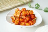 배 깍두기는 매콤하고 감칠맛 나는 양념과 달콤한 배가 어우러져, 시원하고 아삭한 식감을 제공합니다. 단짠 조합으로 별미로 즐기기 좋은 가을 김치입니다.