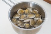재료가 잠길 정도로 물을 붓고 바닷물과 같은 농도로 소금을 녹인 뒤 빛이 들어가지 않게 어둡게 뚜껑을 덮거나 검은 비닐을 씌워 두세 시간 해감해 줍니다.
