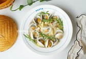 모시조개파스타는 시원하고 달콤한 감칠맛이 풍부하며, 마늘과 페페론치노, 루꼴라가 더해져 깊은 풍미를 즐길 수 있습니다. 간단하지만 풍성한 오일파스타로, 조개의 맛이 가득 담긴 봉골레소스로 맛있게 요리할 수 있습니다.