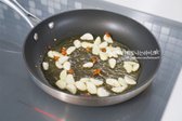 달군 팬에 올리브오일 5 큰 술 두르고 마늘과 페페론치노를 넣고 향을 내어줍니다.